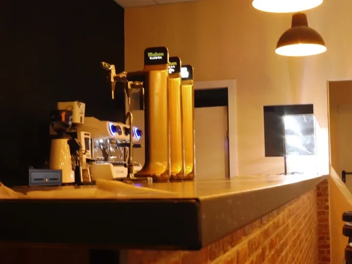 La barra con los grifos de cerveza