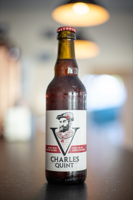 Botella de cerveza en la barra de INTI KAI