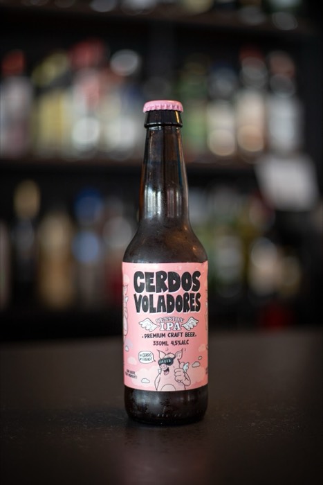 Botella de cerveza en la barra de INTI KAI