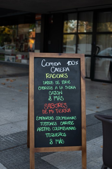 Pizarra en la puerta: comida 100% casera, raciones y sabores de mi tierra