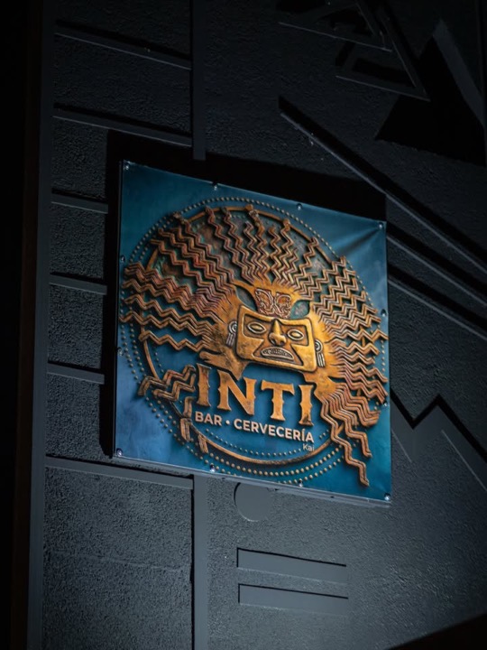 El medallón de INTI en la fachada, de noche