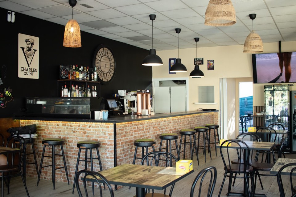La barra de ladrillo y la sala, de día